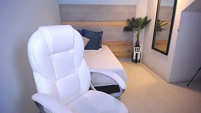 Snapshot of Violetta_rainbow chatting on 12-21-24, 04:19 Violetta rainbow online show from 12-21-24, 04:19