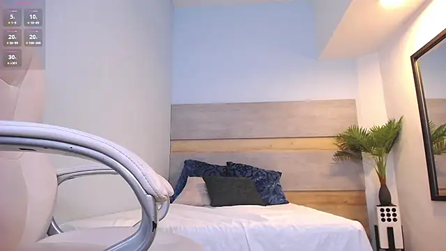 Snapshot of Violetta_rainbow chatting on 02-21-25, 10:39 Violetta rainbow online show from 02-21-25, 10:39