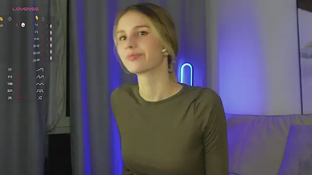 Snapshot of Fluffy-Angel chatting on 10-27-25, 05:06 Fluffy-Angel online show from 10-27-25, 05:06