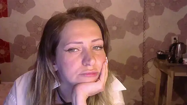 Snapshot of Queen_Daenerys chatting on 09-29-25, 08:35 Queen Daenerys online show from 09-29-25, 08:35