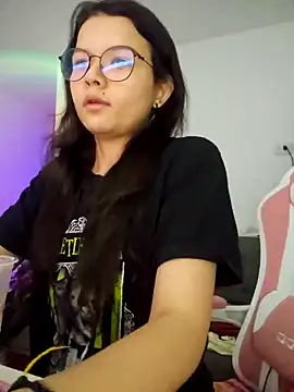 Snapshot of azumiichan chatting on 10-24-25, 11:56 azumiichan online show from 10-24-25, 11:56