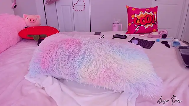 Snapshot of AngieDaniels1 chatting on 03-13-25, 05:28 AngieDaniels1 online show from 03-13-25, 05:28