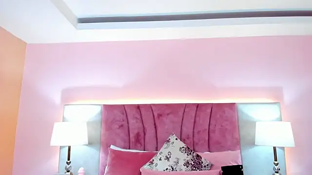 Snapshot of SophiaLaurens chatting on 01-09-25, 01:35 SophiaLaurens online show from 01-09-25, 01:35