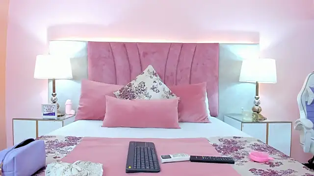 Snapshot of SophiaLaurens chatting on 01-10-25, 01:20 SophiaLaurens online show from 01-10-25, 01:20