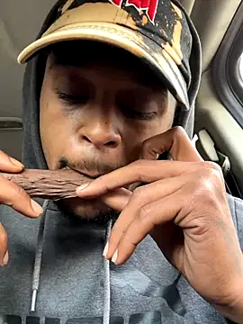 Snapshot of rayyymack chatting on 11-06-25, 05:25 rayyymack online show from 11-06-25, 05:25