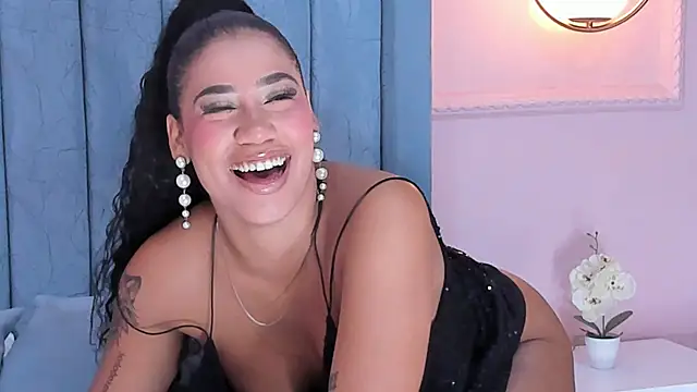 Snapshot of Salome_Diaz_ chatting on 02-06-25, 04:10 Salome Diaz  online show from 02-06-25, 04:10