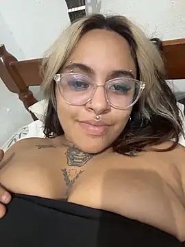 Snapshot of lolafairytail chatting on 12-13-25, 11:10 lolafairytail online show from 12-13-25, 11:10