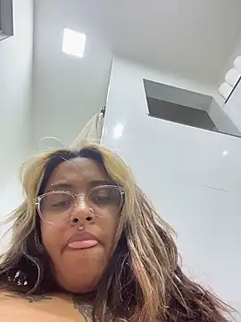 Snapshot of lolafairytail chatting on 12-15-25, 04:00 lolafairytail online show from 12-15-25, 04:00