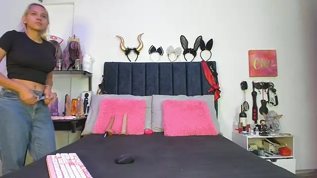 emmily giraldo online show from 11-08-25, 01:22