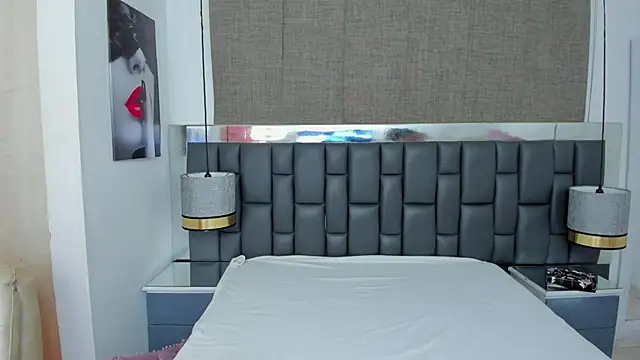 Snapshot of _cat_18 chatting on 12-19-24, 01:29  cat 18 online show from 12-19-24, 01:29