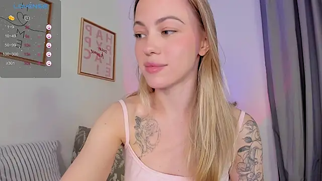 Snapshot of damn_cutie chatting on 10-21-25, 04:51 damn cutie online show from 10-21-25, 04:51