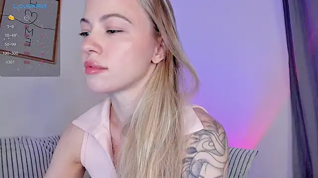 Snapshot of damn_cutie chatting on 11-21-25, 04:38 damn cutie online show from 11-21-25, 04:38