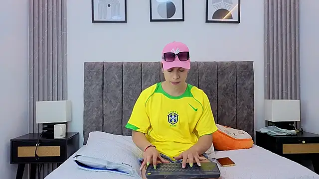 Luciana Ortiz1 online show from 12-15-25, 01:26