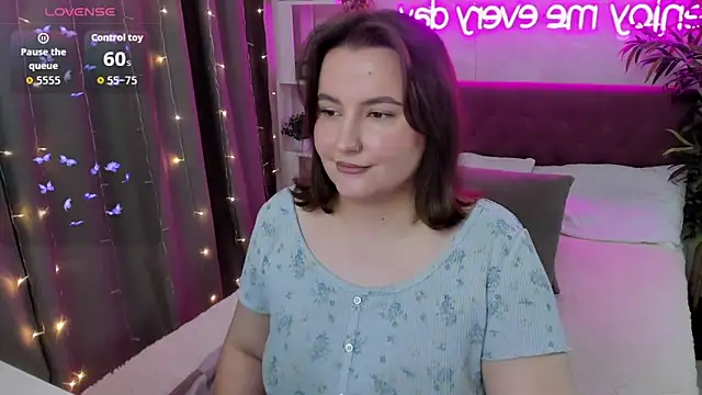 Snapshot of FeralPeach chatting on 10-24-25, 05:37 FeralPeach online show from 10-24-25, 05:37