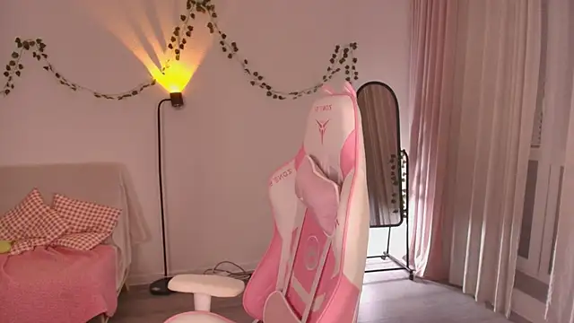 Eva Davi online show from 12-23-25, 01:47