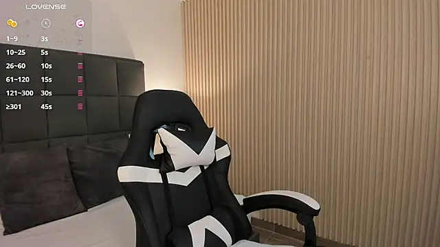 Snapshot of ally_muller_ chatting on 01-14-25, 10:23 ally muller  online show from 01-14-25, 10:23