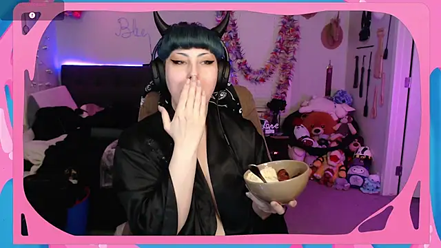 Snapshot of CirqueNoirBlu chatting on 03-04-26, 02:06 CirqueNoirBlu online show from 03-04-26, 02:06