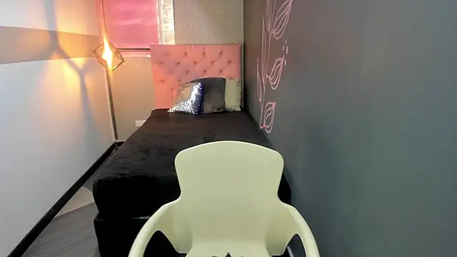 Snapshot of GiaFox_ chatting on 02-08-25, 03:31 GiaFox online show from 02-08-25, 03:31