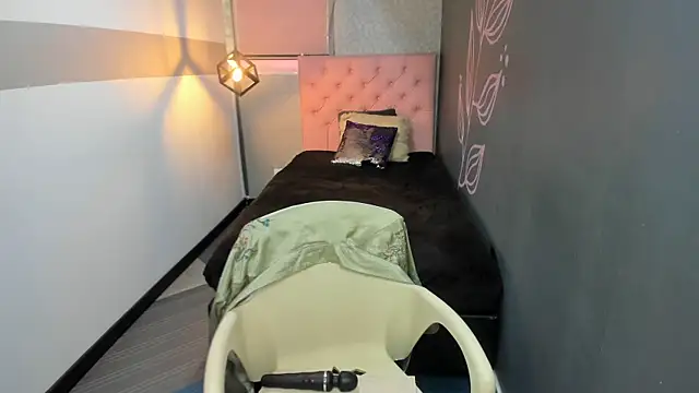Snapshot of GiaFox_ chatting on 03-10-25, 04:14 GiaFox online show from 03-10-25, 04:14