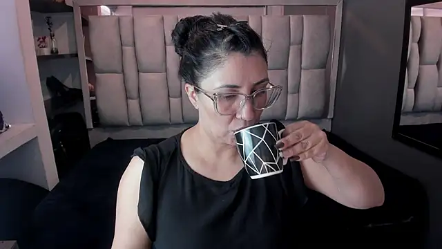 Snapshot of GiaFox_ chatting on 10-06-25, 07:33 GiaFox online show from 10-06-25, 07:33