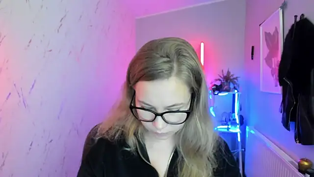 holly xglam online show from 11-12-25, 07:03