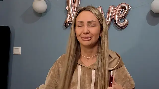 Snapshot of AnnaMaee chatting on 02-25-25, 10:18 AnnaMaee online show from 02-25-25, 10:18