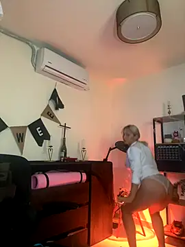 Snapshot of Ramona_Flower chatting on 10-14-25, 01:06 Ramona Flower online show from 10-14-25, 01:06