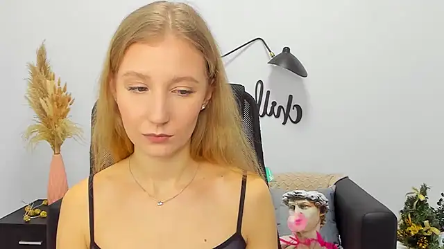 Snapshot of LolaWilsons chatting on 01-03-25, 12:19 LolaWilsons online show from 01-03-25, 12:19