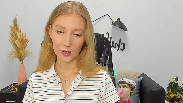 Snapshot of LolaWilsons chatting on 01-05-25, 10:10 LolaWilsons online show from 01-05-25, 10:10