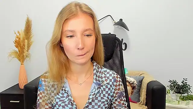 Snapshot of LolaWilsons chatting on 01-22-25, 11:01 LolaWilsons online show from 01-22-25, 11:01