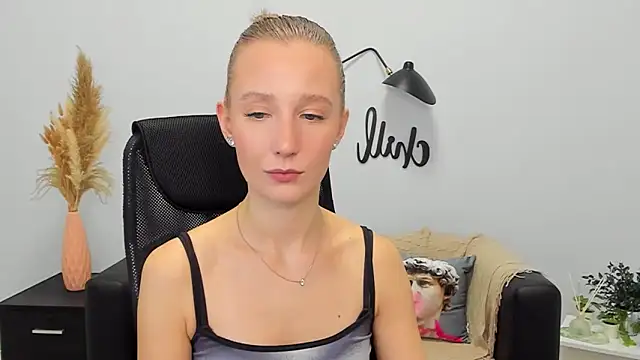 Snapshot of LolaWilsons chatting on 01-31-25, 09:27 LolaWilsons online show from 01-31-25, 09:27