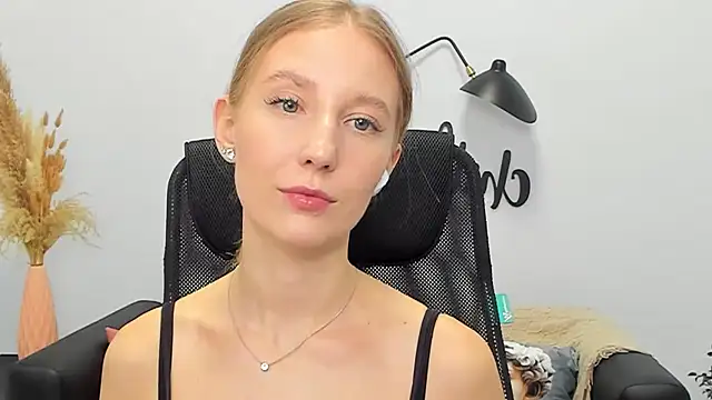 Snapshot of LolaWilsons chatting on 03-13-25, 12:35 LolaWilsons online show from 03-13-25, 12:35