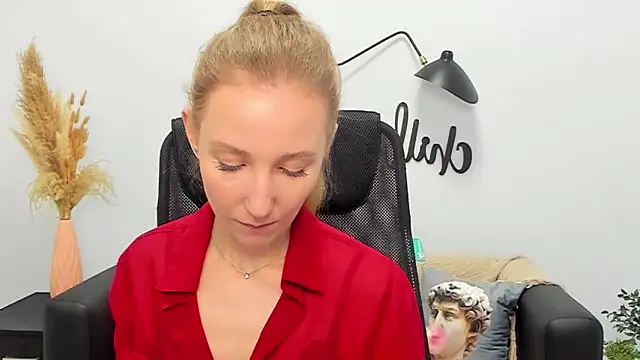 Snapshot of LolaWilsons chatting on 03-20-25, 12:22 LolaWilsons online show from 03-20-25, 12:22