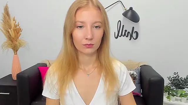 Snapshot of LolaWilsons chatting on 09-19-25, 06:15 LolaWilsons online show from 09-19-25, 06:15