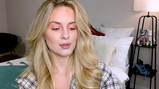 RozzitaBedberry online show from 10-19-25, 01:45