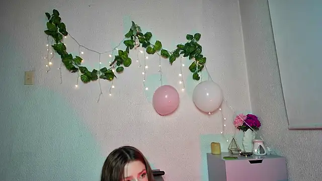 Snapshot of ari_kat chatting on 02-16-25, 06:32 ari kat online show from 02-16-25, 06:32