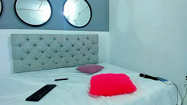 Snapshot of Sophie_and_andress chatting on 10-07-25, 11:46 Sophie and andress online show from 10-07-25, 11:46