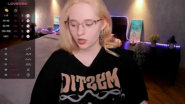 Snapshot of Aemilia_ chatting on 02-04-25, 09:28 Aemilia online show from 02-04-25, 09:28