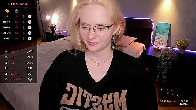 Snapshot of Aemilia_ chatting on 02-04-25, 12:33 Aemilia online show from 02-04-25, 12:33