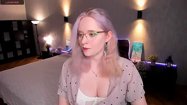 Snapshot of Aemilia_ chatting on 02-08-25, 07:04 Aemilia online show from 02-08-25, 07:04