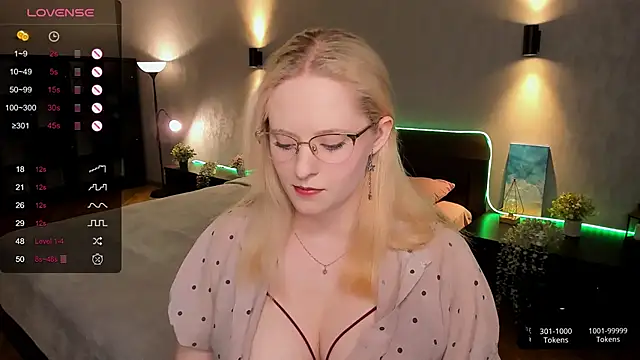 Snapshot of Aemilia_ chatting on 03-10-25, 08:48 Aemilia online show from 03-10-25, 08:48