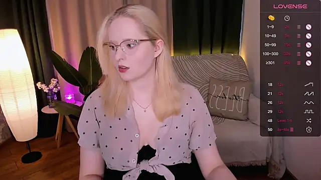 Snapshot of Aemilia_ chatting on 03-11-25, 08:52 Aemilia online show from 03-11-25, 08:52