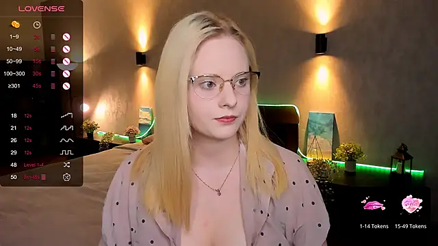 Snapshot of Aemilia_ chatting on 03-17-25, 08:40 Aemilia online show from 03-17-25, 08:40