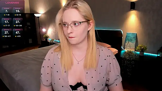 Snapshot of Aemilia_ chatting on 03-20-25, 08:42 Aemilia online show from 03-20-25, 08:42