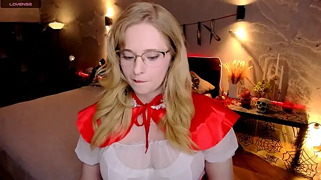 Snapshot of Aemilia_ chatting on 10-30-25, 08:16 Aemilia online show from 10-30-25, 08:16