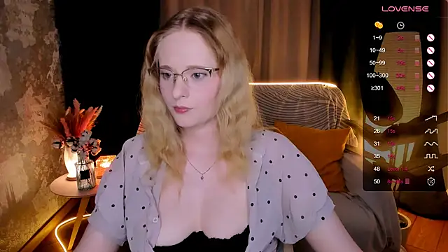 Snapshot of Aemilia_ chatting on 11-10-25, 08:35 Aemilia online show from 11-10-25, 08:35