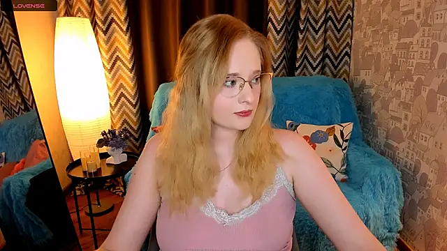 Snapshot of Aemilia_ chatting on 11-15-25, 08:22 Aemilia online show from 11-15-25, 08:22