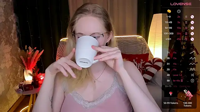 Snapshot of Aemilia_ chatting on 12-05-25, 08:45 Aemilia online show from 12-05-25, 08:45