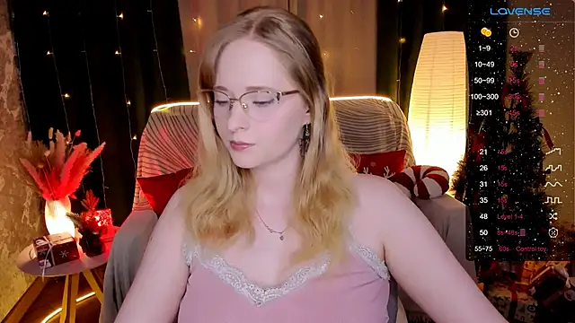 Snapshot of Aemilia_ chatting on 12-16-25, 08:19 Aemilia online show from 12-16-25, 08:19