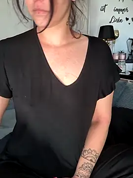 Linalicious online show from 04-22-26, 07:00